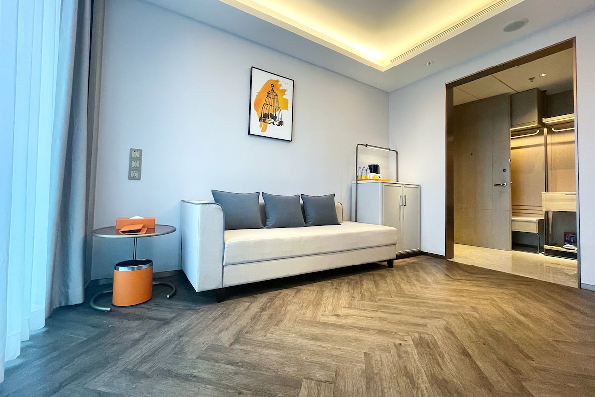 Chambre Majestueuse, 1 très grand lit, vue fleuve (Living Area)