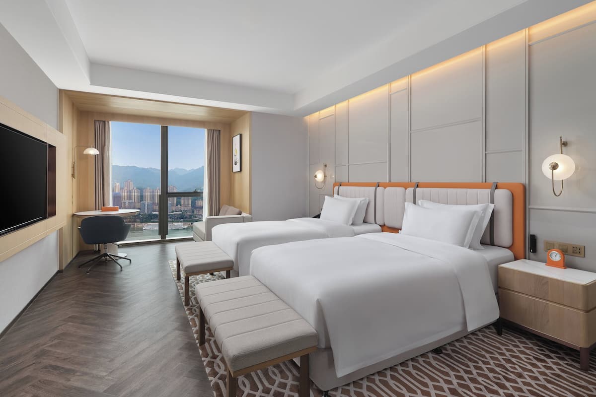 Standard Room, 2 Katil Bujang (Single), River View | Bar mini percuma, peti besi dalam bilik, dihias secara berasingan