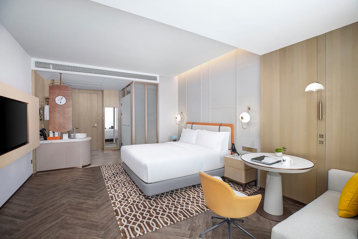 Minibar với thức uống miễn phí, két bảo mật tại phòng, bàn 