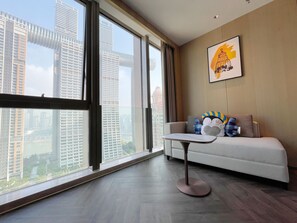 Free minibar, in-room safe, individually decorated - voco Chongqing Chaotianmen by IHG (Chongqing)