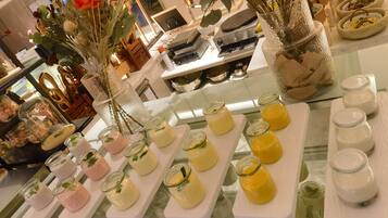 Sarapan prasmanan setiap hari (CNY 158 per orang)