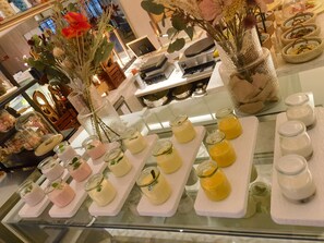 Daily buffet breakfast for a fee - voco Chongqing Chaotianmen by IHG (Chongqing)