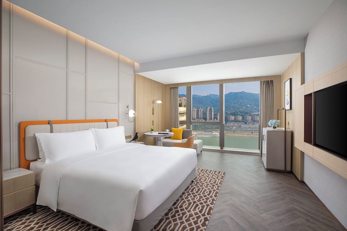 Minibar với thức uống miễn phí, két bảo mật tại phòng, bàn 