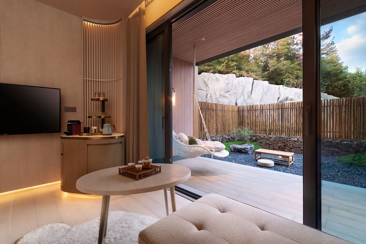 Standardzimmer, 1 King-Bett, Bergblick (Lingfeng Mountain Vw Courtyard Access) | Kostenloses WLAN, Bettwäsche