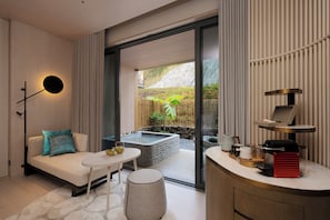 Une salle de bain moderne avec une baignoire, un lavabo et un miroir.