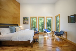 3 bedrooms, desk, free WiFi, bed sheets - Creekside Arthouse- creek view, hot tub, spa shower, location, firewood, & games (Broken Bow)