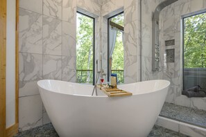 Badewanne, Haartrockner, Handtücher, Seife
