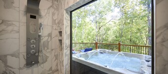 IMAGINATION HAVEN! Modern Artsy Creekside Retreat, Spa Hot Tub & Prime Location
