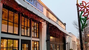 A storefront with a sign reading "BIG SOFTIE" and "ICE CREAM". - Spectacular 3 BDR Townhouse Near Downtown ATL, GSU (Atlanta)