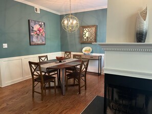 Dining - Spectacular 3 BDR Townhouse Near Downtown ATL, GSU (Atlanta)