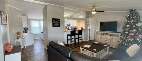 Smart TV, videogames, DVD player, videoteca