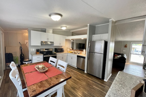 Een koelkast, een magnetron, een oven, een kookplaat