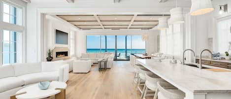 Fernseher, Kamin, Stereoanlage