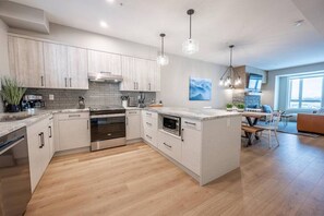 Réfrigérateur, four à micro-ondes, un four, surface de cuisson