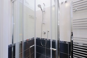 Dusche, Haartrockner, Bidet, Handtücher