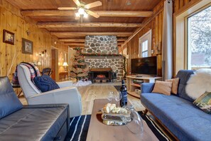Smart TV, fireplace, books - Nelson A Lake front Log Cabin With A Private Hot Tub (Rivière-Rouge)