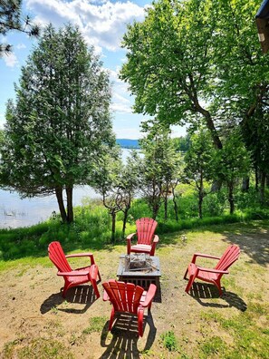 Property grounds - the Laurentides Private Log and Spa Escape (Rivière-Rouge)