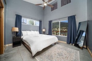 3 slaapkamers, een bureau, een strijkplank/strijkijzer, reisbedje