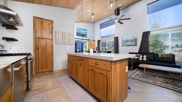 Een koelkast, een magnetron, een oven, een kookplaat