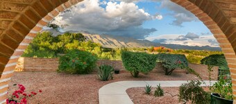 5 King Beds, City/Mountain Views, Pool, 1 story ranch-style home, foothills