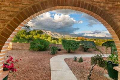 5 King Beds, City/Mountain Views, Pool, 1 story ranch-style home, foothills