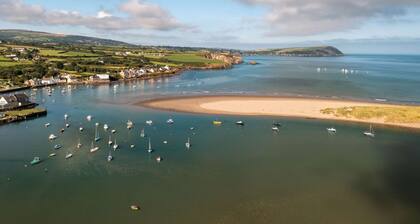 *Luxury Coastal Getaway* Newport, Pembrokeshire by Black Door Stays