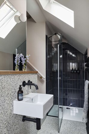 Combined shower/bathtub, free toiletries, hair dryer, towels - *Luxury Coastal Getaway* Newport, Pembrokeshire by Black Door Stays (Newport)