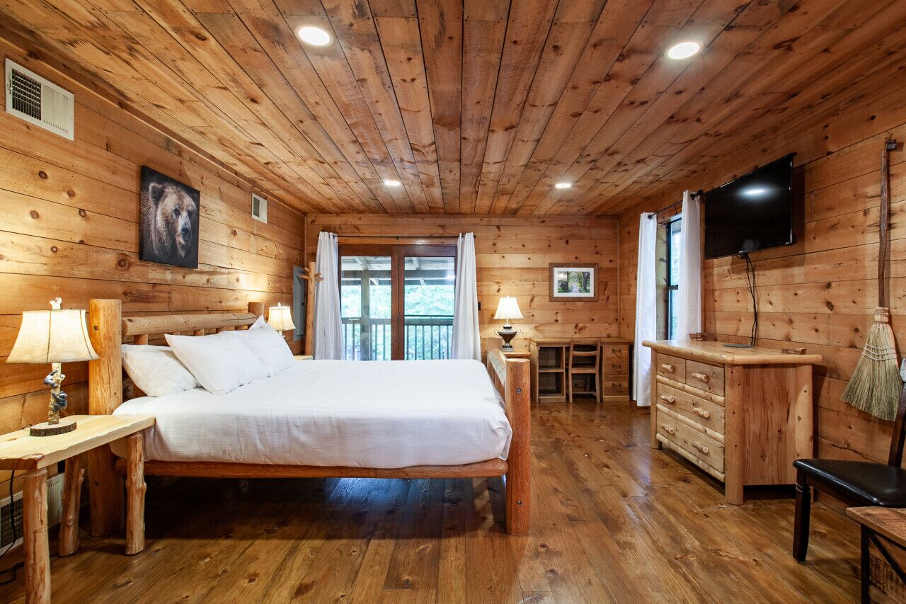 3 bedrooms, desk, iron/ironing board, travel cot