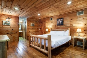 3 habitaciones, escritorio y tabla de planchar con plancha