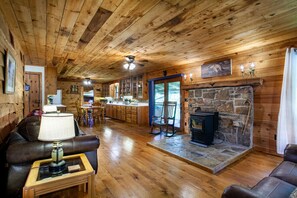 Smart TV, books - Private Cabin Retreat – Relax in the Hot Tub & Cozy Up by Fire! (Pigeon Forge)