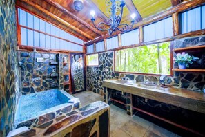 Ensemble baignoire-douche, séchoir à cheveux, serviettes fournies, savon