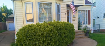 Cozy & Quiet beautiful 4 bedrooms , close to downtown, Cleve clinic