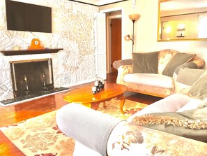 Interior - Cozy & Quiet beautiful 4 bedrooms , close to downtown, Cleve clinic  (Parma)