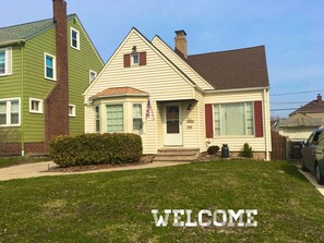 Exterior detail - Cozy & Quiet beautiful 4 bedrooms , close to downtown, Cleve clinic  (Parma)