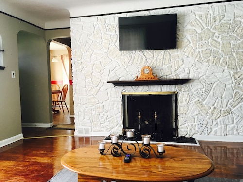 Cozy & Quiet beautiful 4 bedrooms , close to downtown, Cleve clinic 