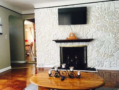 Cozy & Quiet beautiful 4 bedrooms , close to downtown, Cleve clinic 