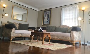 Interior - Cozy & Quiet beautiful 4 bedrooms , close to downtown, Cleve clinic  (Parma)