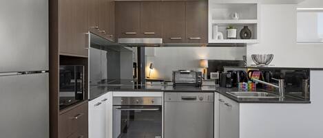 Frigorífico, microondas, horno y placa de cocina