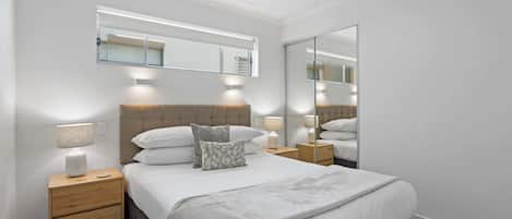 2 habitaciones, escritorio, tabla de planchar con plancha y wifi