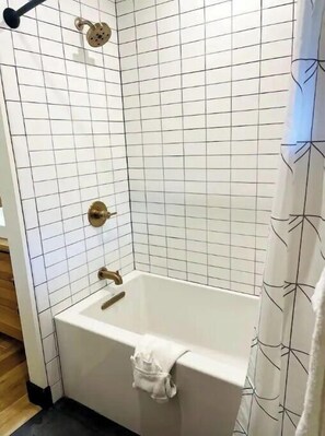 Dusche, Handtücher, Seife, Toilettenpapier