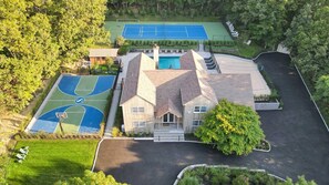 Sports court - Very private Chalet-style log cabin with luxury amenities and in-home... (Sag Harbor)