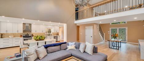 Una Smart TV, una chimenea, un reproductor estéreo