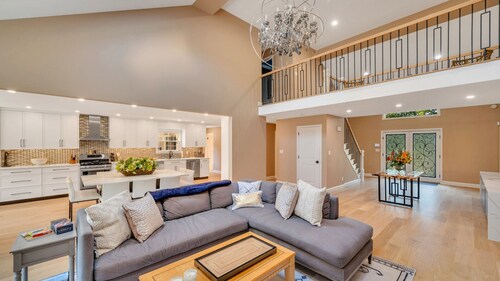 Very private Chalet-style log cabin with luxury amenities and in-home...