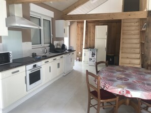 ثلاجة، ميكروويف، فرن، موقد طهي مسطح