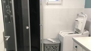 Douche, sĂšche-cheveux, savon