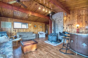 Smart-TV, peis, DVD-spiller og bøker