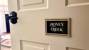 Una puerta con un letrero que dice "HONEY CREEK".