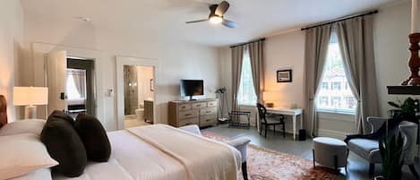 Escrivaninha, ferros/tábuas de passar roupa, Wi-Fi, roupa de cama
