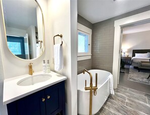 Bañera, secador de pelo y toallas