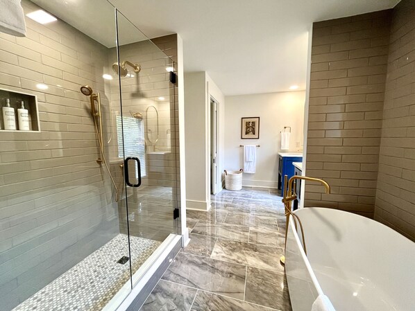 Badewanne, Haartrockner, Handtücher